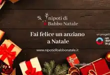 Nipoti di Babbo Natale dona un regalo a un anziano in RSA