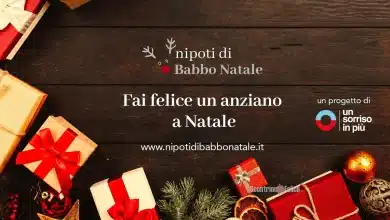 Nipoti di Babbo Natale dona un regalo a un anziano in RSA